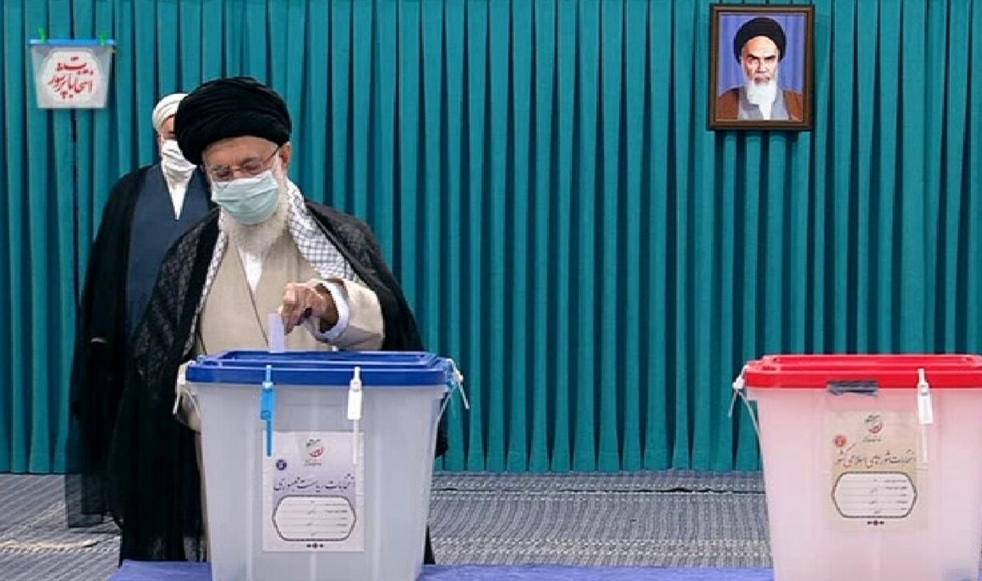 رهبر معظم انقلاب اسلامی رای خود را به صندوق انداختند