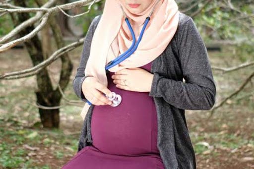 جراح زنان و زایمان :بدون نگرانی برای بارداری اقدام کنید/ رویه کلی بر کاهش حجم مراجعات است/ خطر فوت ناشی از کرونا بین فرد حامله و غیر حامله  یکی است