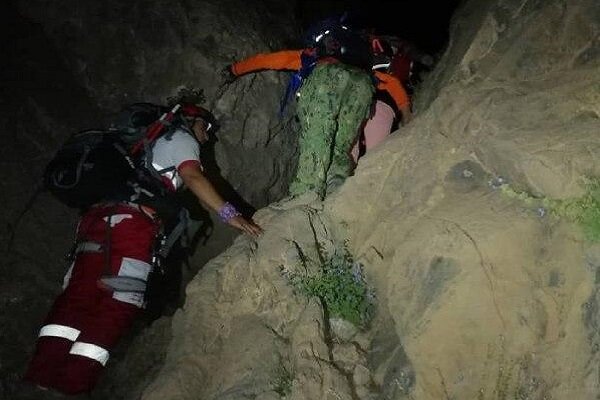 ۴ سنگ‌نورد گرفتار در کوه های مسجد صاحب الزمان کرمان نجات یافتند