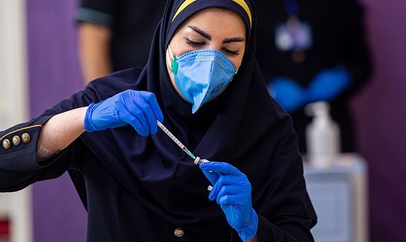 روزنامه جمهوری اسلامی: سرتان به ۷ نوع واکسن گرم شده، ولی کرونا دارد جان مردم را می‌گیرد